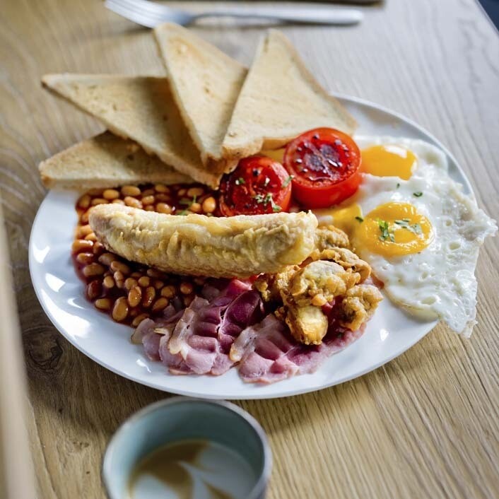 All-day breakfast met battered sausage